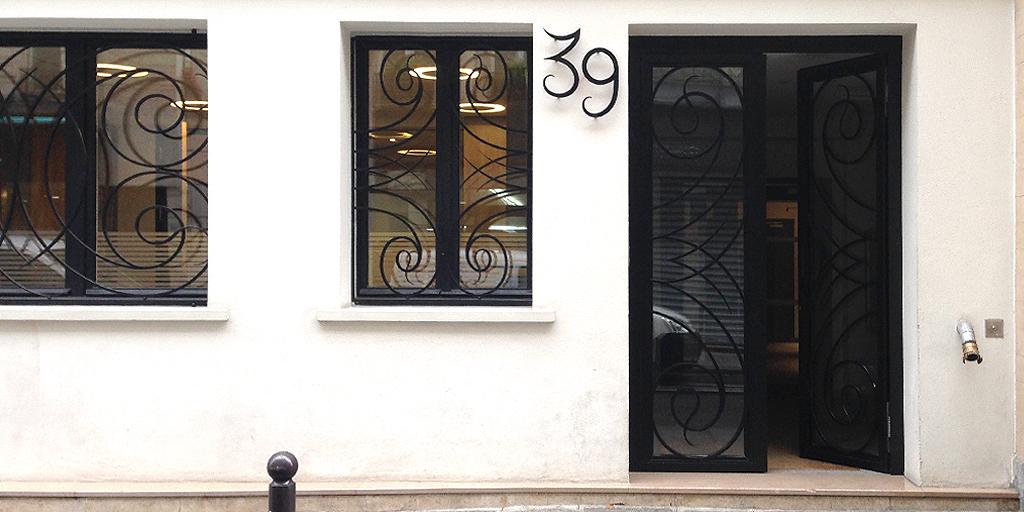 ParisOneForty's tweet image. Dancing letterforms meet loopy window frames in an otherwise undistinguished building. Somebody had a sense of humor.