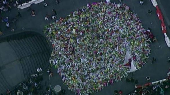 Seeing these pictures makes me proud to be Australian #PrayForSydney #IllRideWithYou #MartinPlace ❤️