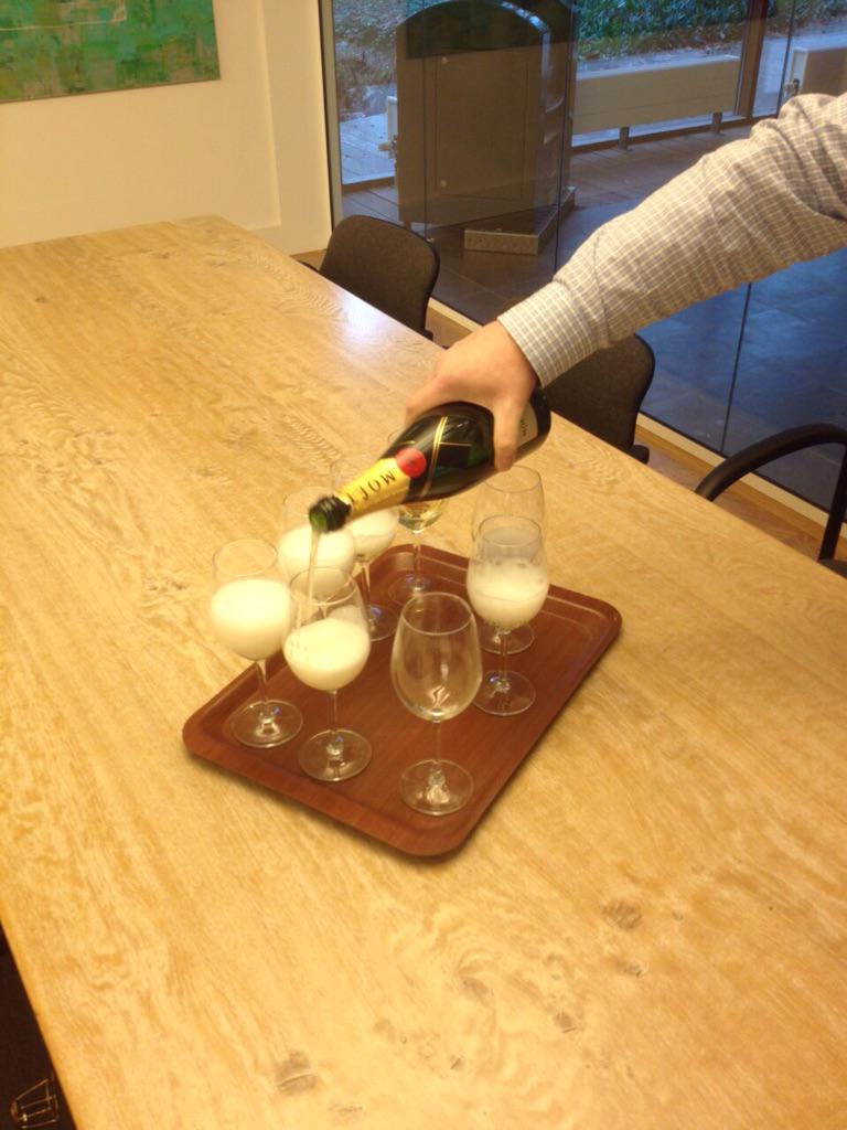 Bdata's tweet photo. Om 9:15 aan de champagne! Prachtig record gehaald http://t.co/ckJ15Gfkws