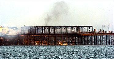 "Southend" video shot on "....the longest pleasure pier in the world!"
youtube.com/watch?v=7yIwch…