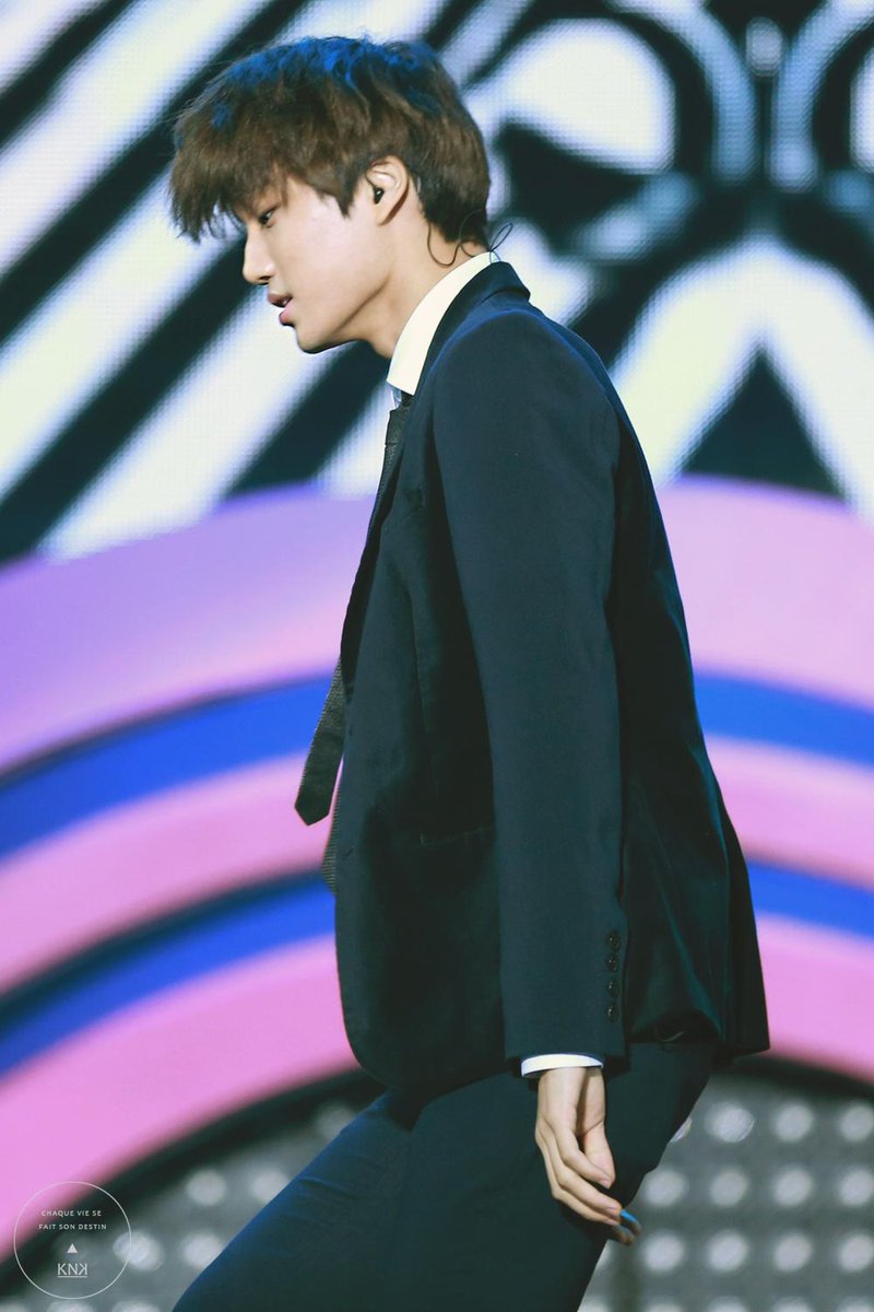 EXOCULO's tweet photo. RT KaiiWorld: [PIC] 141213 MiGu music awards - Kai cr.KNK http://t.co/WKtfPOom5D take my heart and please dont break it,love ♥