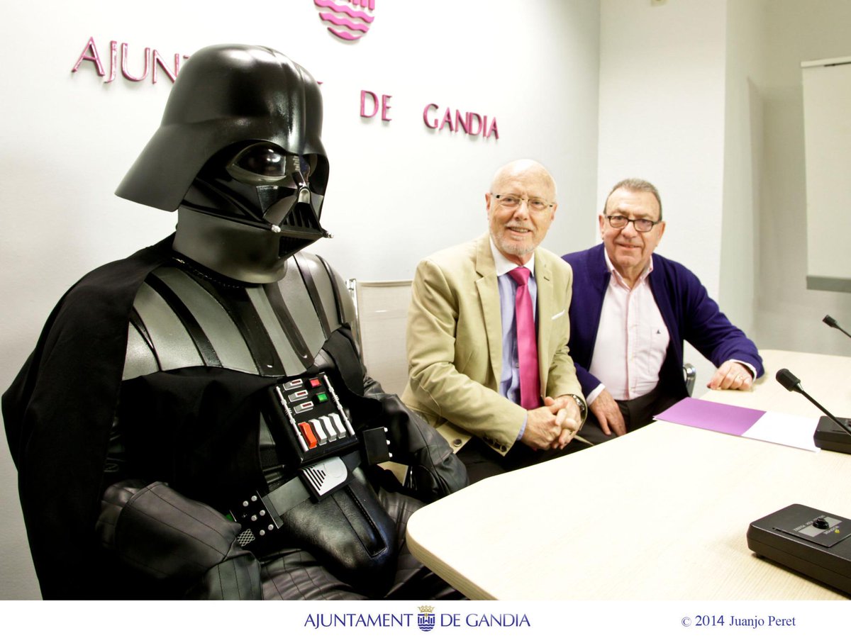 aj_gandia's tweet photo. #Comercio El centro histórico prepara la #GandiaOpenNight a ritmo de #StarWars. http://t.co/T3GOEY4RHq http://t.co/ZZ5wS1Rolg