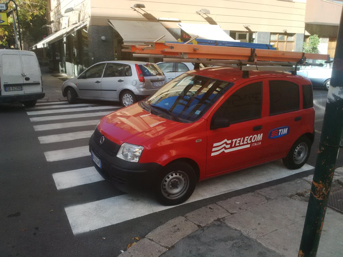 ...ma se passo a Tim, poi posso parcheggiare anch'io così? <a href="/TIM_Official/">TIM Official</a> #tim4u