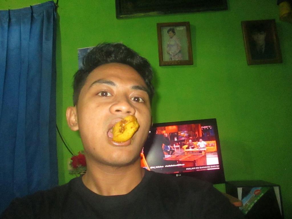 RamdanScumbagg's tweet photo. Nonton @Ini_Talkshow sambil makan daging biar kuaaat @netmediatama #NETMiliuner_3 #IniTalkshowNETkuat http://t.co/EVEw0oiX6G