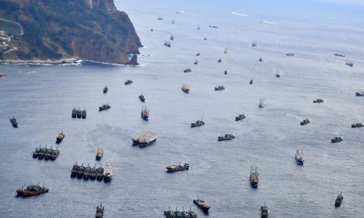 아ᆢ"<a href="/kangyulee/">힘내라 맑은물</a>: 이것은 영화 '명량'의 한 장면이 아니다!
3일 현재 기상악화로 울릉도에  긴급피난을 들어오는 중국어선의 모습 "