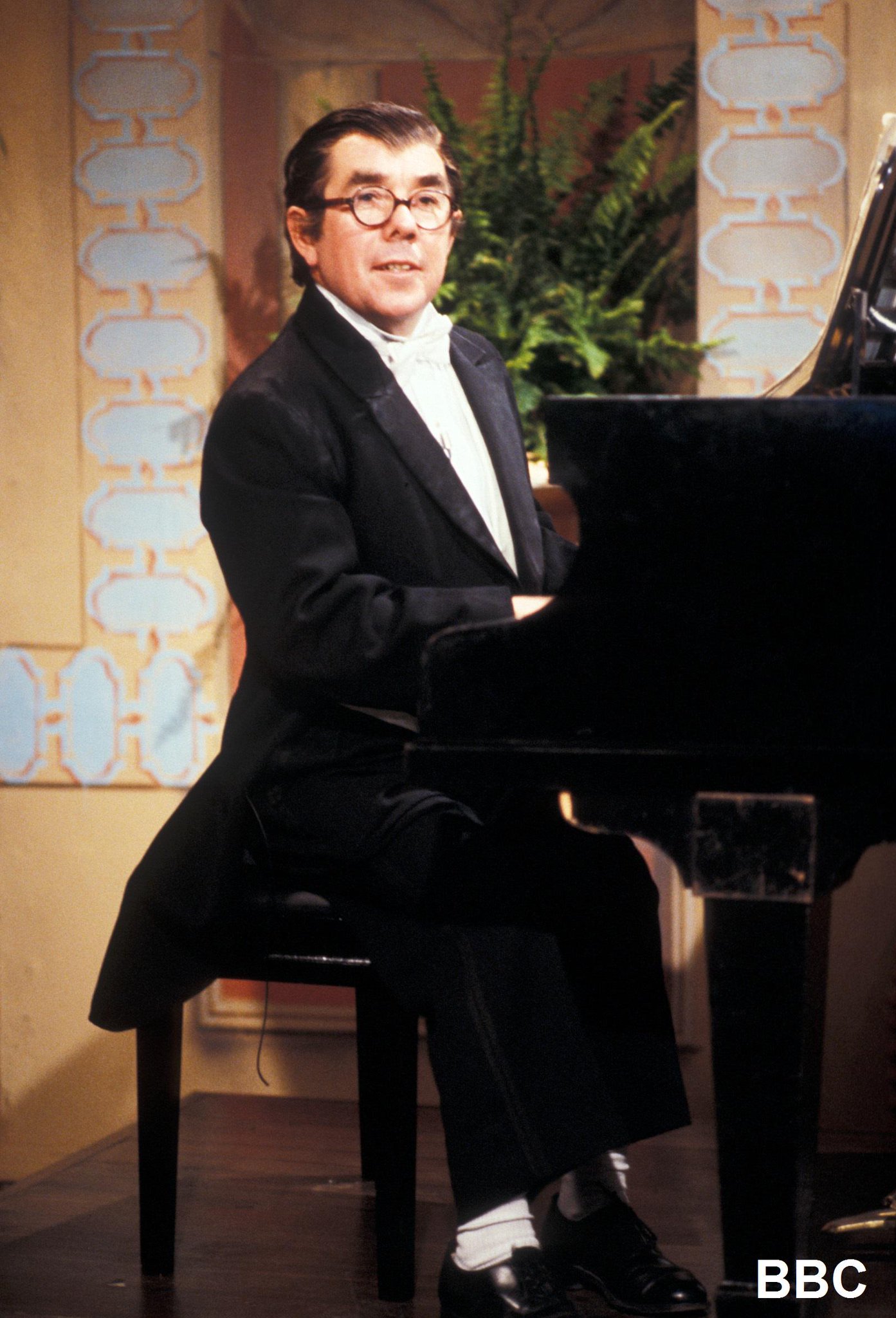 Happy Birthday Ronnie Corbett! And may you have many more. 