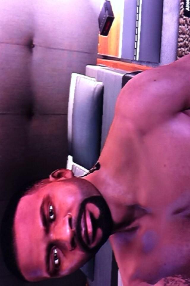 FClintonGTA's tweet photo. Without clothes... Who want join me? 😜 http://t.co/esg6zYrKog