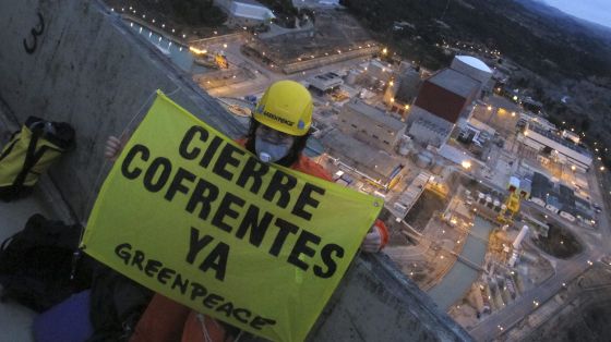 elpais_espana's tweet photo. Greenpeace afronta hoy su juicio más duro por una protesta en la central nuclear de Cofrentes http://t.co/1I9L31NJbp http://t.co/ijkwRIez0d