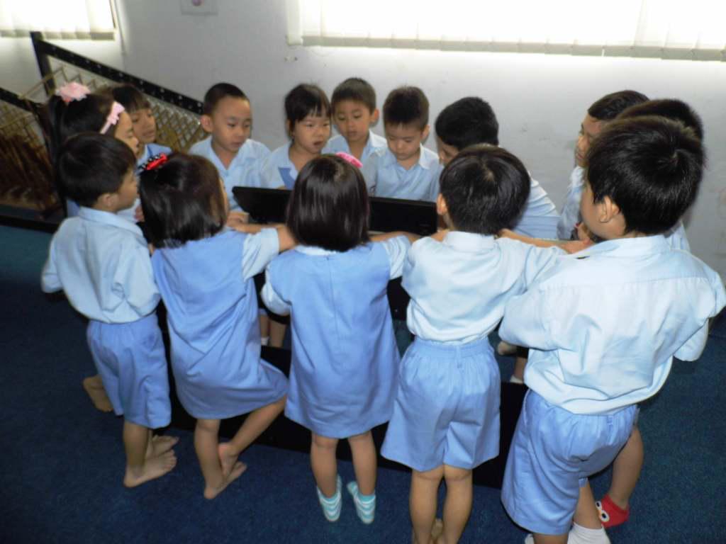 sis_plm's tweet photo. #piano#solo#sing#together#music#class#kids#singapore#school#palembang http://t.co/o4e56TwIov
