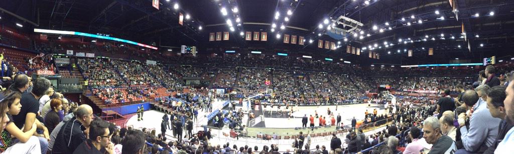 LaMaviCora's tweet photo. #RedInBlack #forum #ReGiorgiounodinoi #EA7 #partitona #basket #Eurolega http://t.co/K86LER2xih