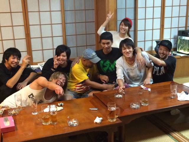 結成当時からベース担当していた新里が年内の活動をもってISWを辞めることになりました。来年以降はタキローさん、トーマさん３人で歩むことになります。２月には横浜でSPLASHのレコ発にも行きますので、久しぶりの皆さんと遊べると幸いです。