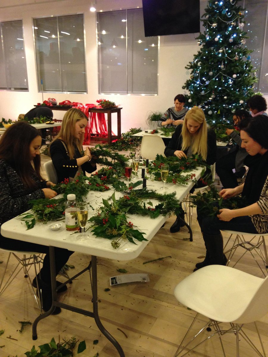 Y&amp;YW making their Christmas wreaths under the expert eye of <a href="/GW_com/">Кирик Егоров</a>! #FestiveSeason