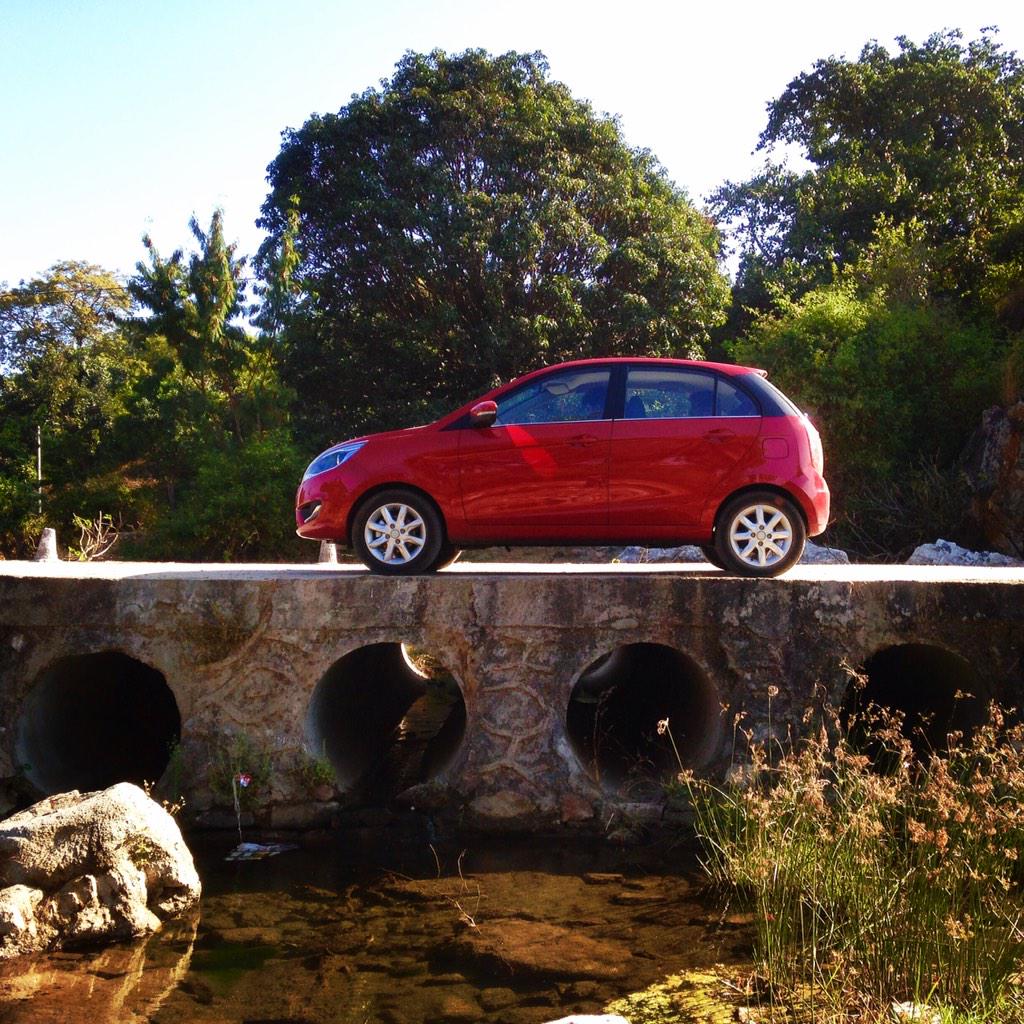 Clint__Thomas's tweet photo. Tata Bolt comes with black C pillar for a floating roof effect. Nice! #BoltDrive @TataMotors @TataBolt @BosePratap http://t.co/PZMxz9lZ5P