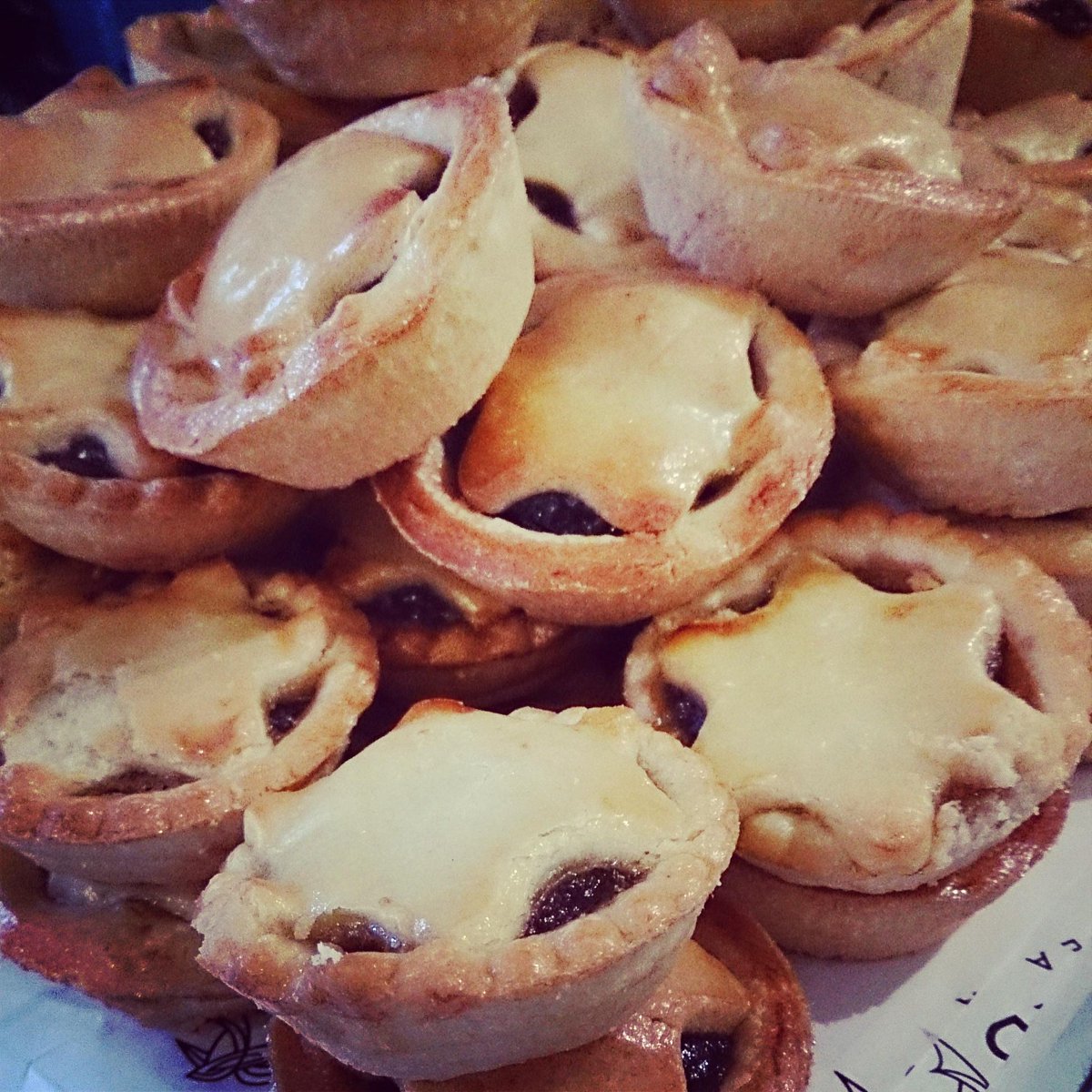 CinnamonCandy01's tweet photo. No guilt on a day like today! #mincepies #Christmas @bluebirdchelsea 🎄 🎄 🎄 http://t.co/Q7GNinTnJR