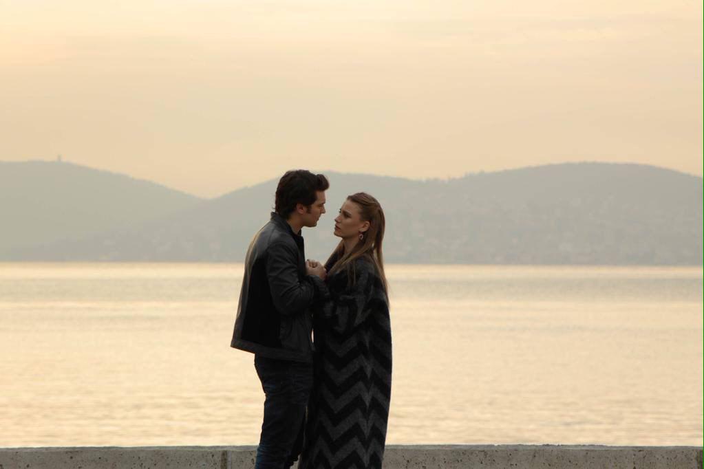 MEDCEZIRTAKIP's tweet photo. Ask kokusu var havada ask kokusu var #medcezir http://t.co/6Egty9R1AW