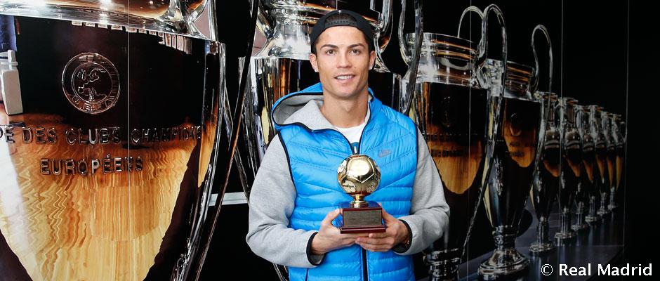 realmadrid's tweet photo. ¡@Cristiano sigue acumulando reconocimientos! Recibió el premio ‘Mejor Goleador del Mundo 2013’ de la IFFHS #Leyenda http://t.co/6LGjIcw6Sh