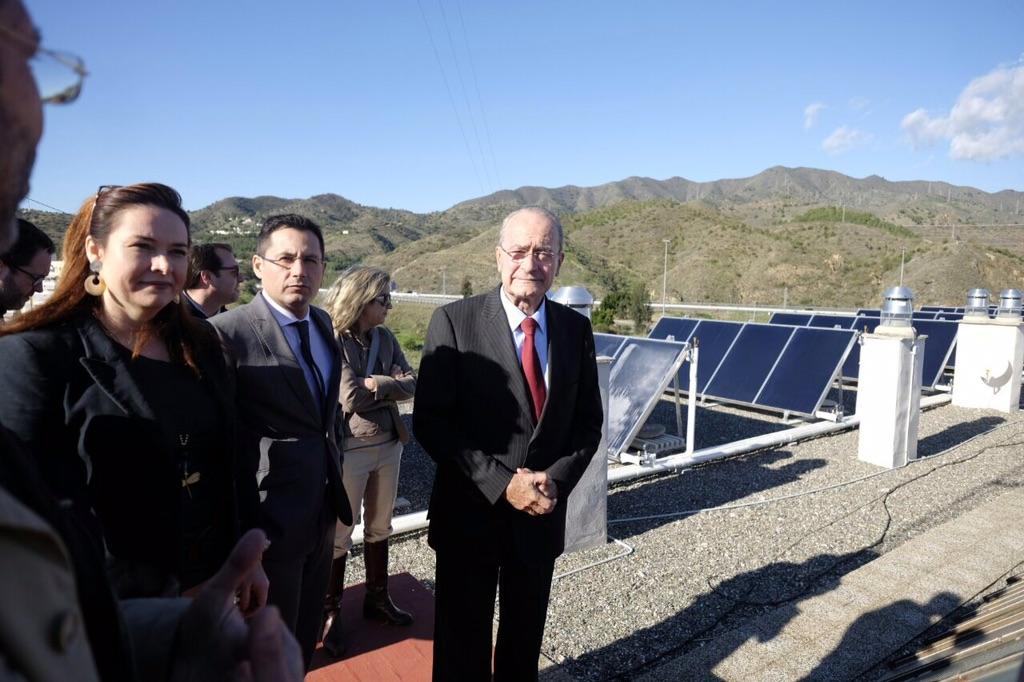 malaga's tweet photo. .@pacodelatorrep inaugura las obras de eficiencia energética en Los Limoneros dentro del proyecto @Elih_Med http://t.co/w2zAtflaWY