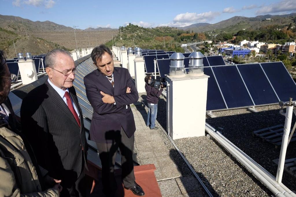 malaga's tweet photo. .@pacodelatorrep inaugura las obras de eficiencia energética en Los Limoneros dentro del proyecto @Elih_Med http://t.co/w2zAtflaWY