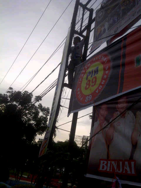 "kok di masukkn fotonya minn?? <a href="/HikaskoraBinjai/">Hikaskora Binjai</a>: Usaha Keras Ginda <a href="/Algindapranata/">Alginda pranata™</a> akhirnya berbuah manis =D "