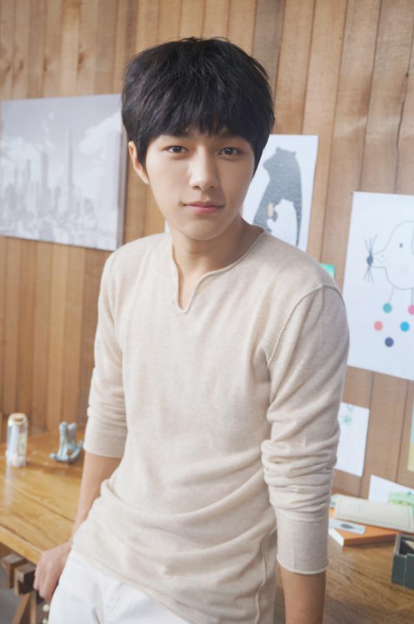 [#INFINITE] 뮤뱅을 하루 앞두고 L군의 그윽한 눈빛을 담은 "가슴이 뛴다" MV 현장 사진이 찾아왔습니다^^ 내일은 "가슴이 뛴다"의 첫 무대가 공개됩니다!! 기대해주세요~!  #인피니트F #가슴이뛴다