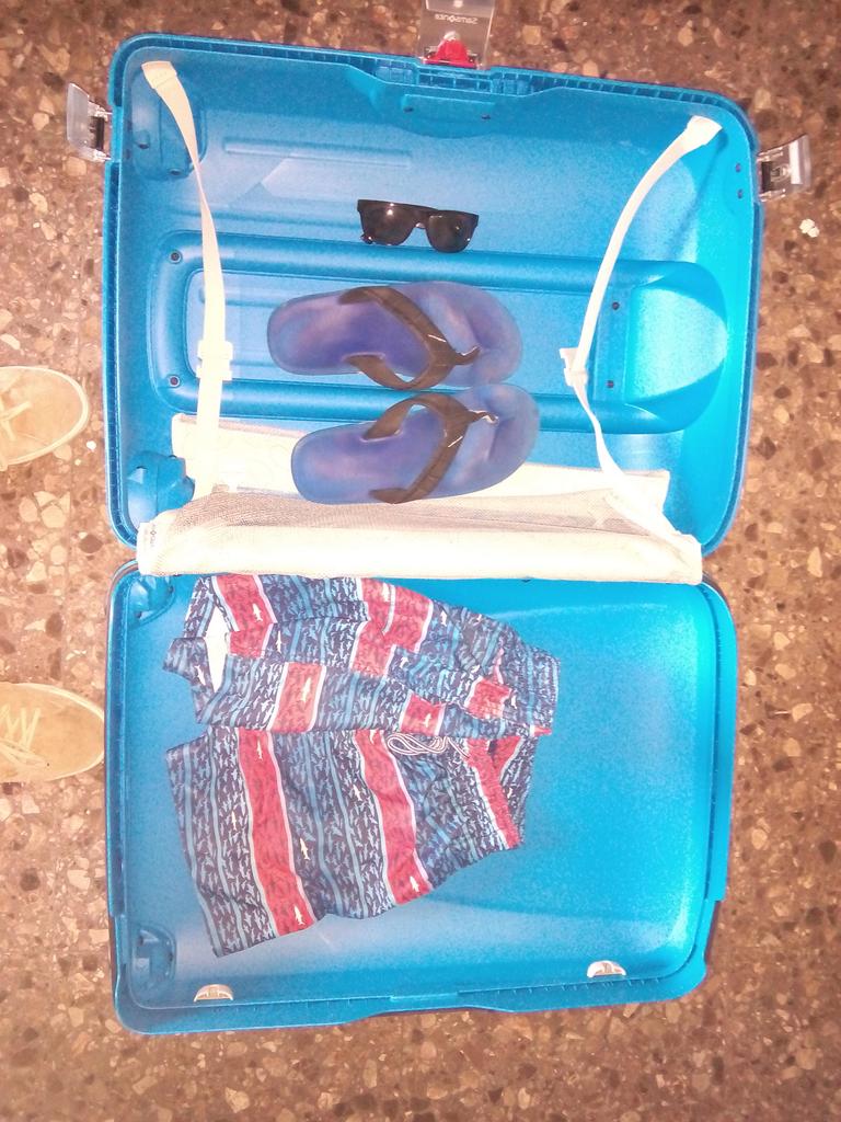 cesarmontielc's tweet photo. Maleta para logroño preparada, allá vamos http://t.co/yCoMfM7G7Z