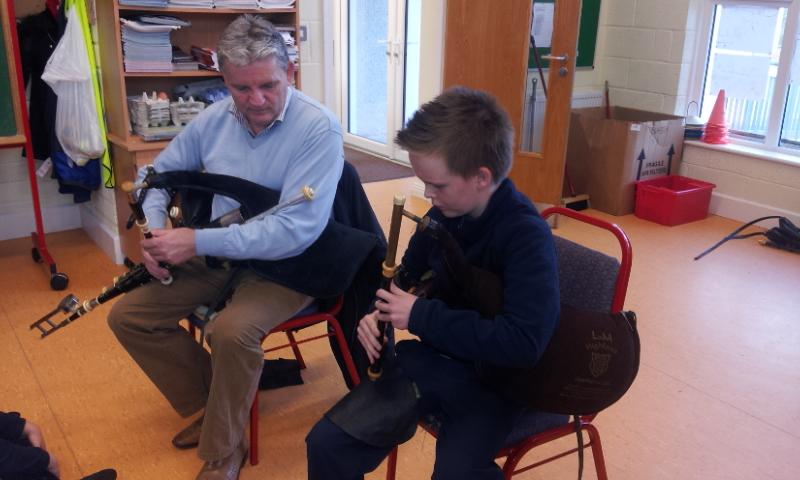 tus deas le heigse dhiarmuidin i scoil chuil aodha leis an bpiobaire gay mckeon agus eamonn o meachair  #npu#eigse