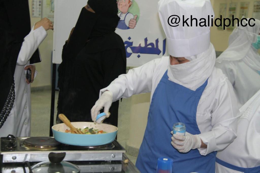 كذلك تم توزيع الوجبات الصحية على مراجعي المركز