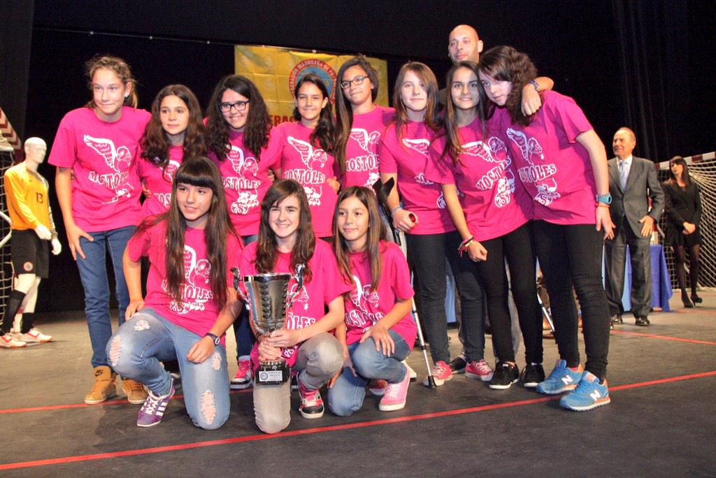 FOTO | Las campeonas de liga infantil recogieron su trofeo en la Gala de @FEMAFUSA .