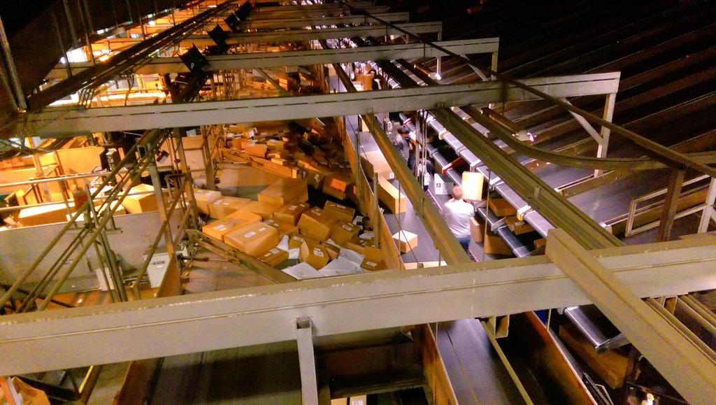 Gambowa's tweet image. Going home soon #realworkflow #paperchasing #workhard #onmygrind #santaslittlehelpers