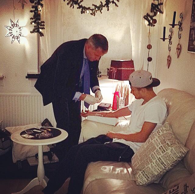 jeroenvoverloop's tweet photo. “@NicoBoilesen: Guess who knocked on my parents' house at 6 am? Uefa Doping Control 🙈. http://t.co/a4SmLm6p5j”