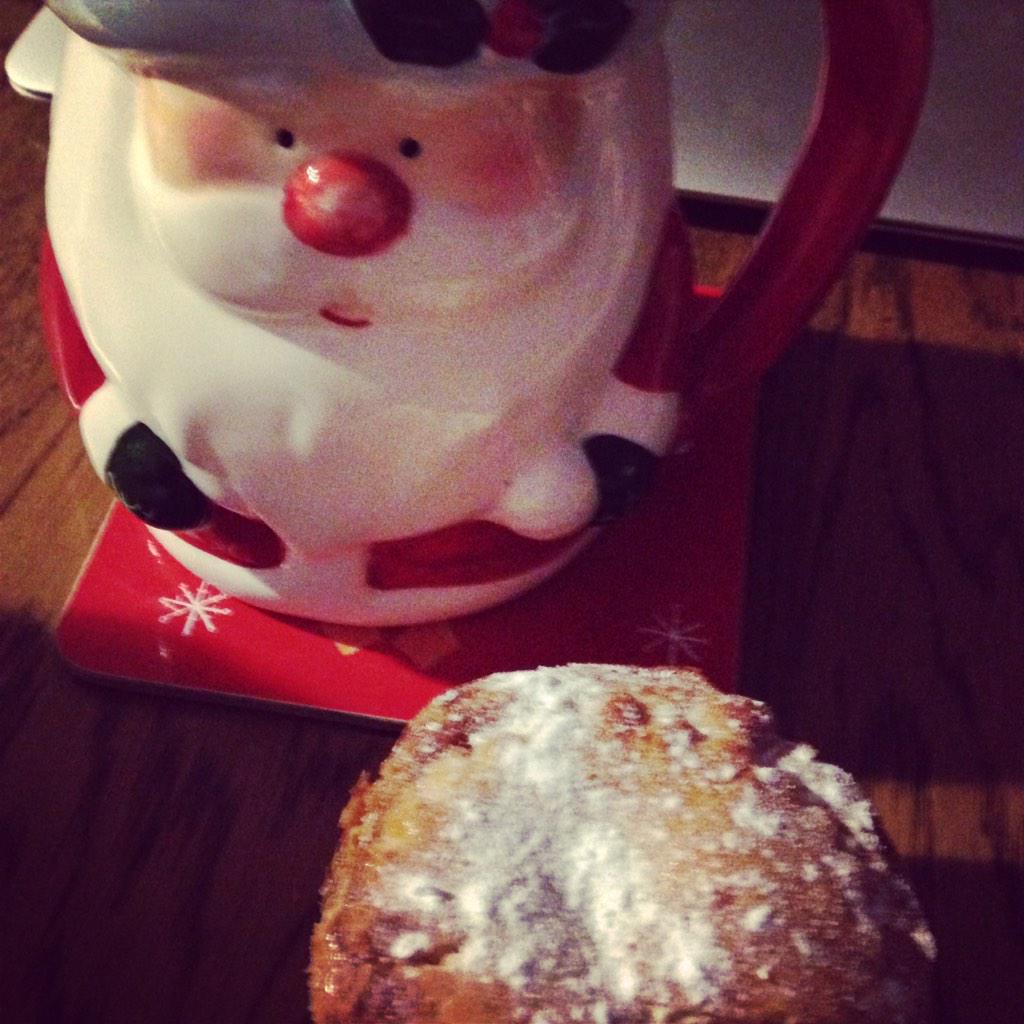 paton_kerrie's tweet photo. Been waiting for this all day #mincepie #hotchocolate #christmasmug http://t.co/2X1HpDnhlm