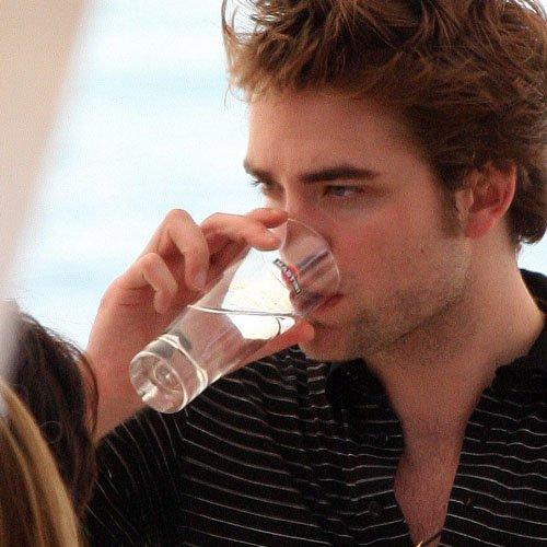 78Babie's tweet photo. “@TigerMarlowe: LAWD #ThirstyThursday #RobertPattinson👈😍😍😍😍❤️  “@Robsjaw: http://t.co/389HfaeQbs””