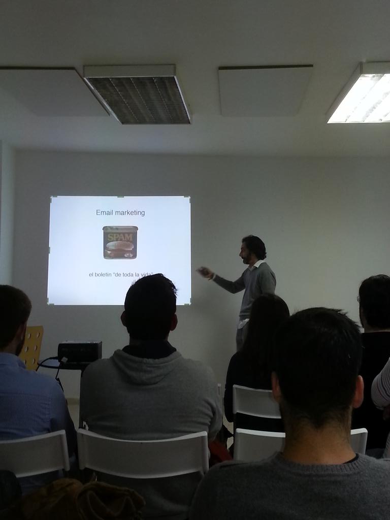 fjcarazo's tweet image. @andrespuentes hablando de #mailmarketing en #bbodb