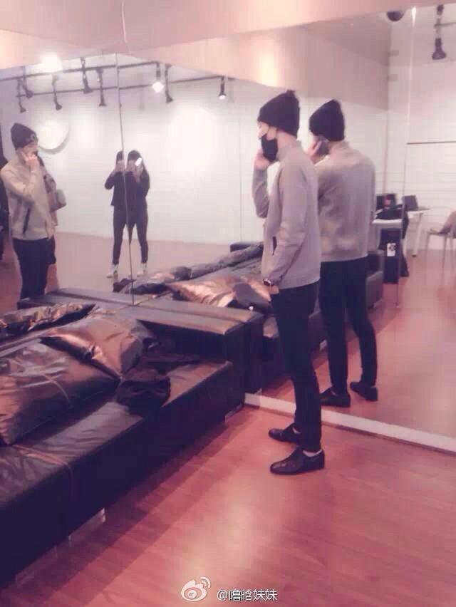 leesoomanlol's tweet photo. They have a couch in their practice room, a "practice" room a room that's filled with mirrors, I just want a sex tape http://t.co/MthuZCVmSD