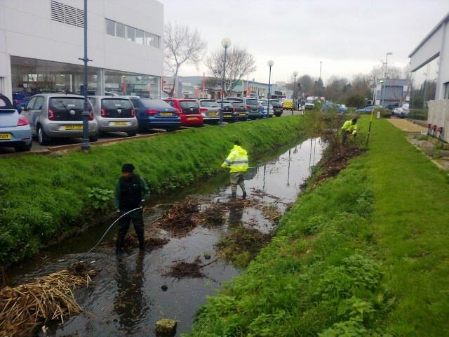 BarryKillnerEA's tweet photo. The #RiverLavant hand clearance is underway in #Terminusroad #Chichester #Westsussex #floodaware http://t.co/eNyhPAj8hF
