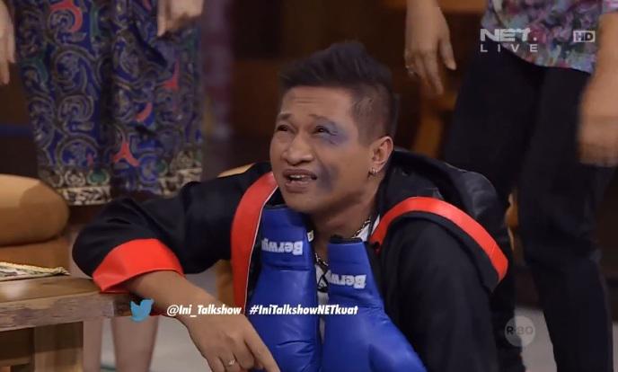 mdtvindonesia's tweet photo. Mang @aingsaswi babak belur dikasih bumbu sate @Ini_Talkshow #IniTalkshowNETkuat http://t.co/midWSsmJVj