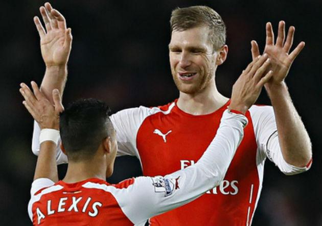 PrensaFutbol's tweet photo. VIDEO | @Alexis_Sanchez se ríe de la diferencia de estatura con sus compañeros en el Arsenal. http://t.co/QYfVcb5YU4 http://t.co/oZSM4OlR09