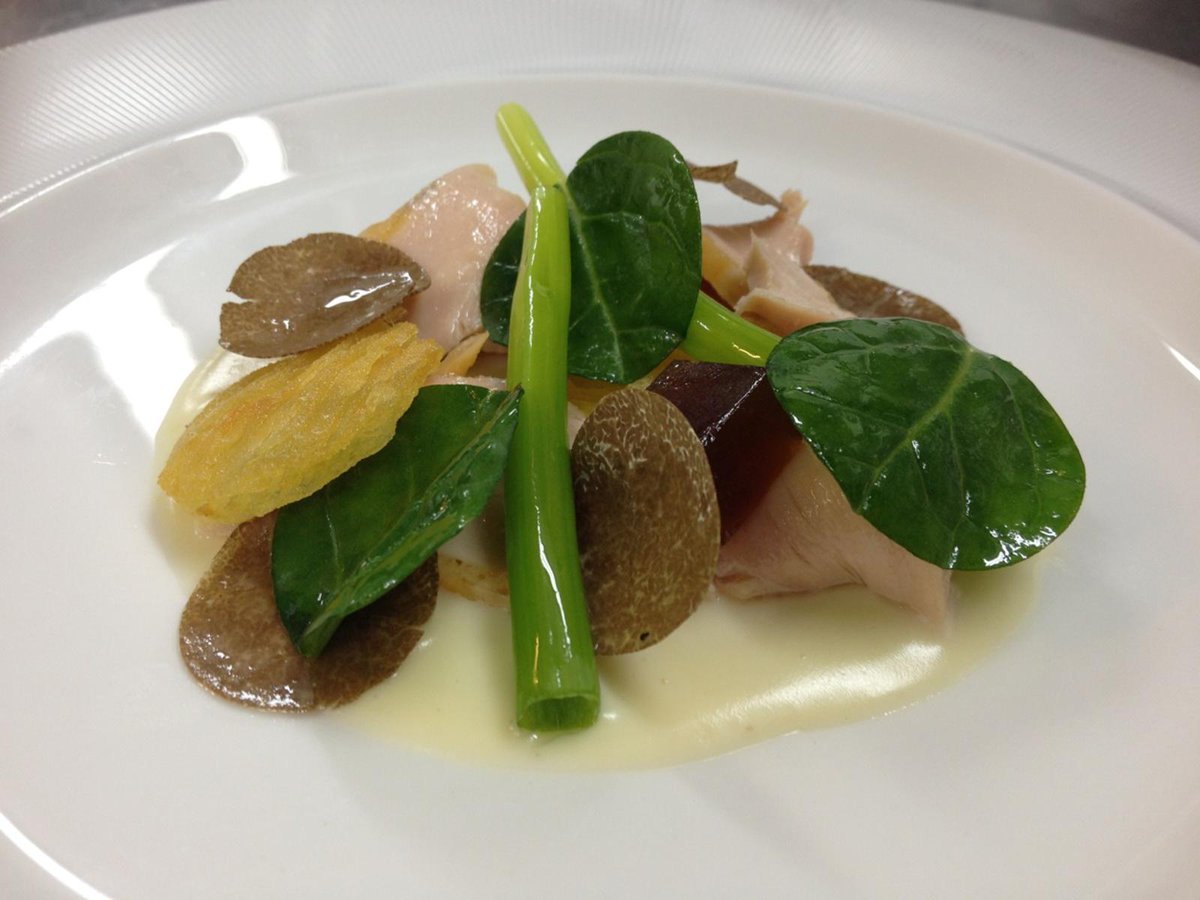 seinpostzeekant's tweet photo. Tastingmenu 6-gangen 65 euro
2e gerecht

Parelhoen 'sous vide'
kaasfondue | truffel | gegeleerde runderbouillon http://t.co/1ZkRXpp6jE