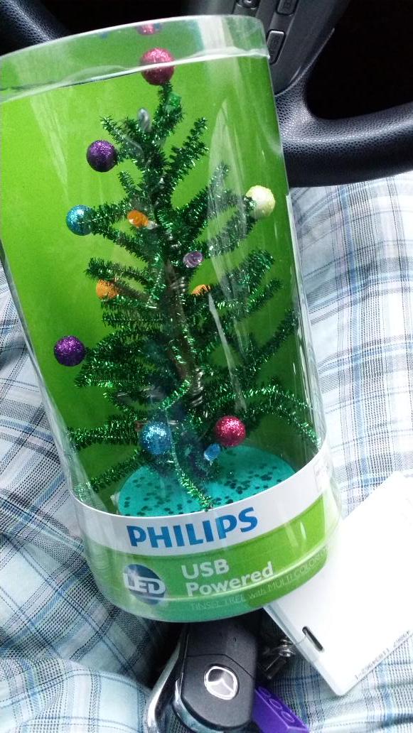 AMOSFERNANDEZ21's tweet photo. @PhilipsLightUS “@theivyvines: Awe Santa has been in the mazda thanks @AMOSFERNANDEZ21 http://t.co/x97fsD1bVE” Its for ur desk at work 🎄🎅🎁⛄️