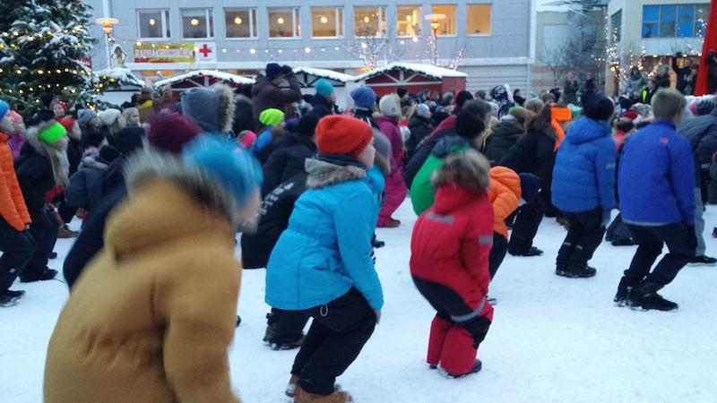 Allir nemendur og starfsmenn Áslandsskóla héldu á Thorsplan í morgun og dönsuðu allir flashmob dans. #áslandsskóli