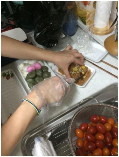 칼에 지문이 묻으면 안 되기 때문이다.