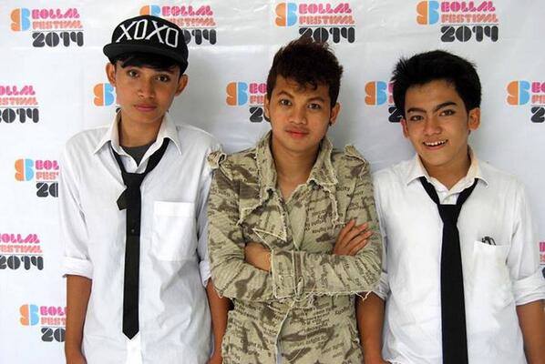 The first time ever shot . we are exo dance cover W.A.X <a href="/minju01/">민주</a> @ReyhanAkbr @MR__Rifai