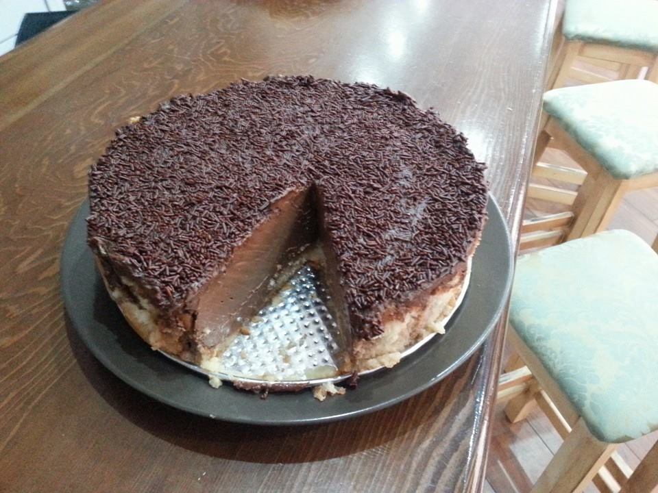 romeoyjulietacb's tweet photo. Se nos hace la boca agua con solo ver nuestras tartas de plátano,caramelo y galleta y de mousse de chocolate! Ummm :P http://t.co/Jw3p47DvoW