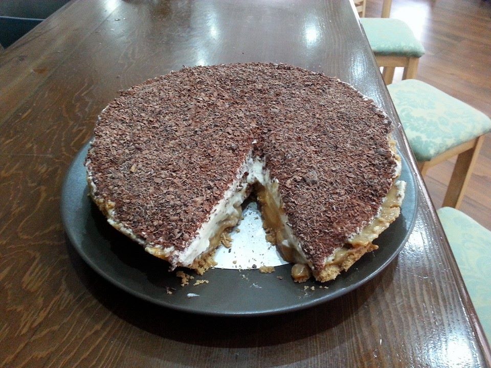 romeoyjulietacb's tweet photo. Se nos hace la boca agua con solo ver nuestras tartas de plátano,caramelo y galleta y de mousse de chocolate! Ummm :P http://t.co/Jw3p47DvoW