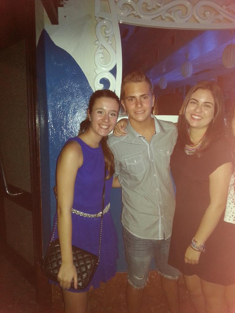 mar_collado's tweet photo. @CarlaMari_98 felicidadeees carii !!! te vuiiic !♥♡ http://t.co/dJOHtjWttE