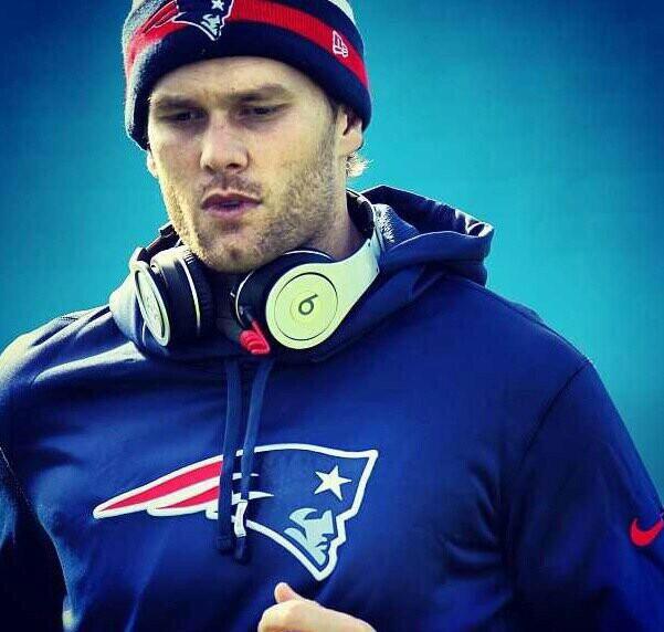 chelsealeclair's tweet photo. less than 24 hours till take off @AliciaRN24 @NicoleLanders can't wait to see this man this weekend 😍 http://t.co/TYC58rmufn