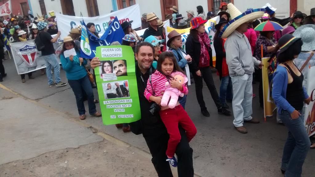 profemaac's tweet photo. @profemaac  ya llegamos... #ParoDocente  en la serena prende el carnaval http://t.co/bbHyb3Xtvk