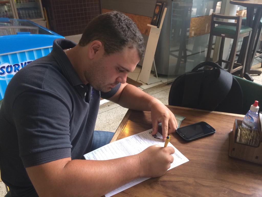 SamMCTSPi's tweet photo. Fico total capilaridade, aqui eh assim vamos na casa do cliente assinar o contrato.Pra cima deles BM 19 interior http://t.co/wju3ZUKg1H