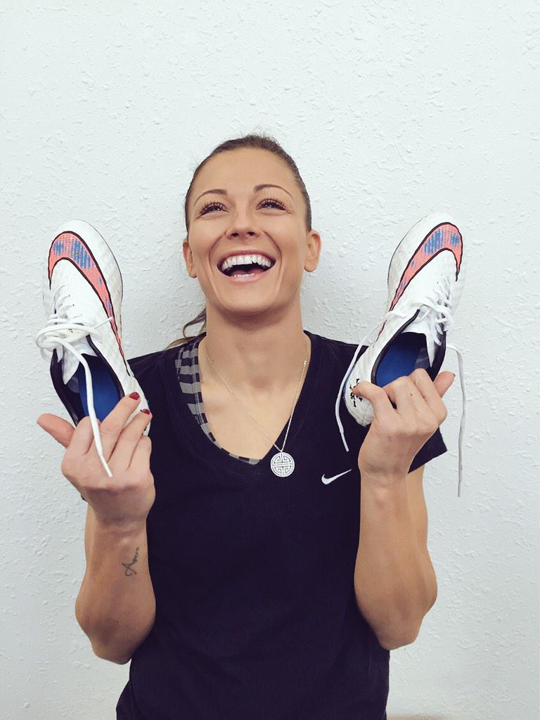 laureboulleau's tweet photo. Elles sont arrivées !Blanches comme neige pour l'hiver,#J'aime :)))) #NouveauxCrampons @Nike @nikefootfrance http://t.co/1u9roZuxk3