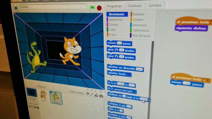 colemercedmad's tweet photo. Jugando con tamaño d objetos en #Scratch dando sensación 3D cc @SesaSistemas #yosoyrobot #erw2014 #TallerProgramacion http://t.co/iAjEDp4BRb